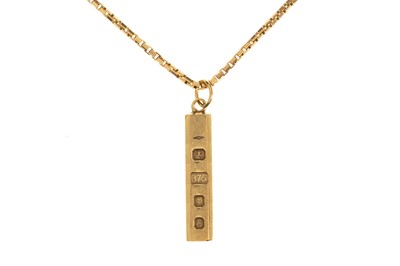 Lot 662 - NINE CARAT GOLD INGOT ON CHAIN