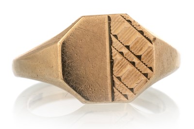 Lot 663 - GOLD SIGNET RING