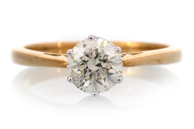 Lot 678 - DIAMOND SOLITAIRE RING