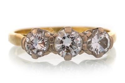 Lot 679 - DIAMOND THREE STONE RING