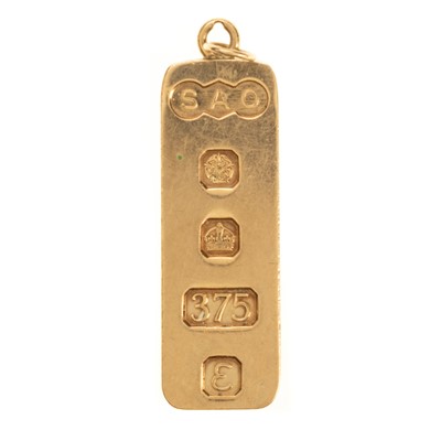 Lot 683 - GOLD INGOT PENDANT