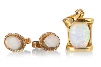 Lot 689 - OPAL PENDANT