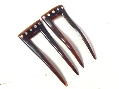 Lot 394 - SILVER AND ENAMEL PILL BOX