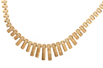 Lot 699 - GOLD FRINGE NECKLET