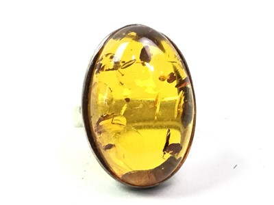 Lot 467 - NINE CARAT GOLD AMBER NECKLACE