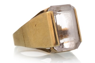 Lot 701 - QUARTZ RING