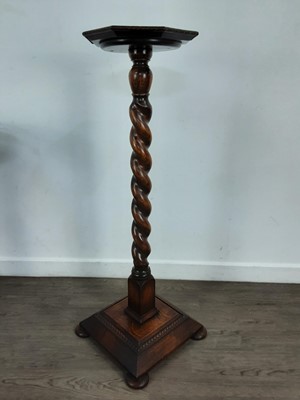 Lot 627 - OAK PEDESTAL