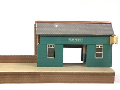 Lot 690 - GROUP OF MODEL RAILWAY ITEMS