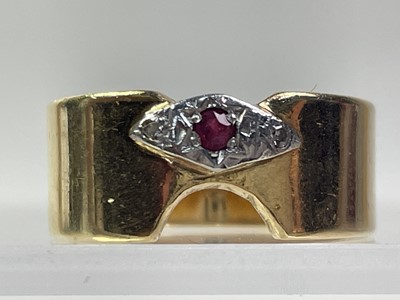 Lot 733 - RUBY AND DIAMOND GOLD WEDDING RING