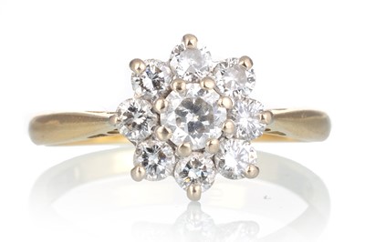 Lot 401 - DIAMOND CLUSTER RING