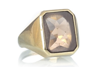 Lot 411 - SMOKY QUARTZ SIGNET RING