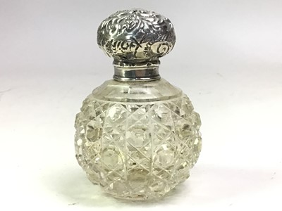 Lot 516 - SILVER TOPPED CUT GLASS SCENT BOTTLE