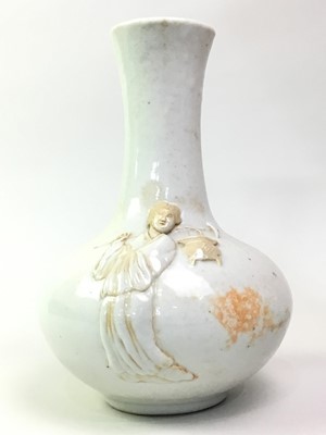 Lot 811 - GROUP OF CHINESE CERAMICS