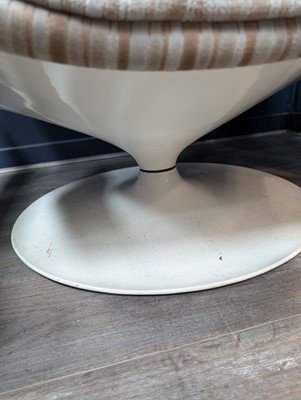 Lot 464 - GEOFFREY HARCOURT FOR ARTIFORT, PAIR OF 975 SWIVEL LOUNGE CHAIRS