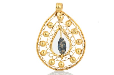 Lot 421 - GOLD OPENWORK PENDANT