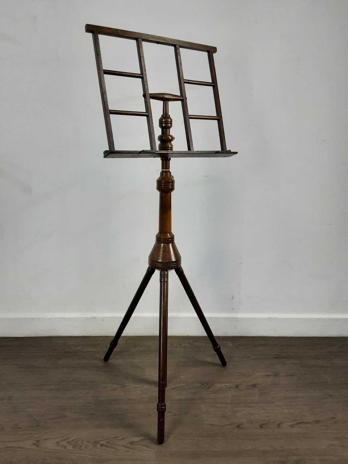 Lot 1400 - WHEELDON'S PATENT MAHOGANY MUSIC STAND