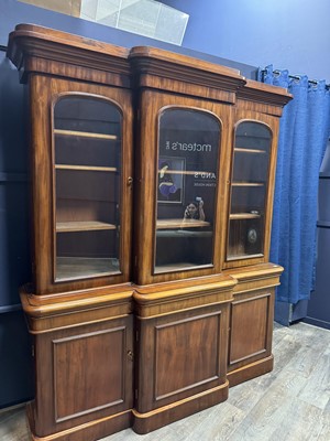 Lot 1406 - VICTORIAN MAHOGANY BREAKFRONT LIBRARY BOOKCASE