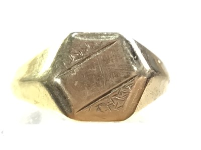 Lot 611 - GENT'S SIGNET RING