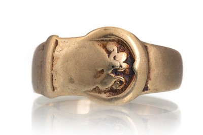 Lot 433 - GOLD BUCKLE RING