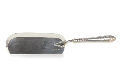 Lot 840 - GEORGE V SILVER CRUMB SCOOP