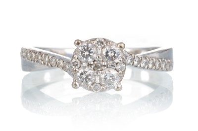 Lot 473 - DIAMOND DRESS RING