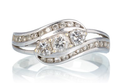 Lot 475 - DIAMOND THREE STONE RING