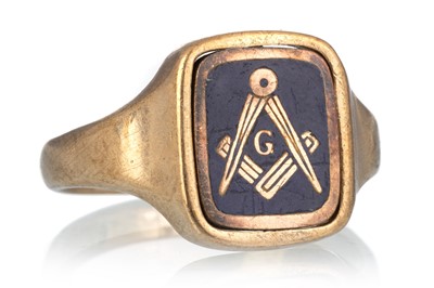 Lot 476 - MASONIC SWIVEL SIGNET RING