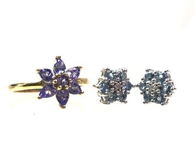 Lot 25 - TANZANITE CLUSTER RING AND A PAIR OF EARRINGS