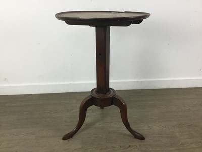 Lot 483 - MAHOGANY CIRCULAR OCCASIONAL TABLE