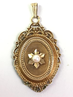 Lot 443 - VICTORIAN STYLE GOLD LOCKET PENDANT