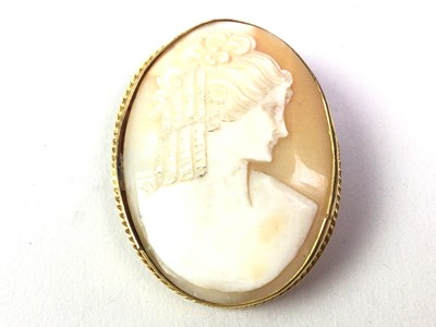 Lot 445 - GOLD CAMEO BROOCH