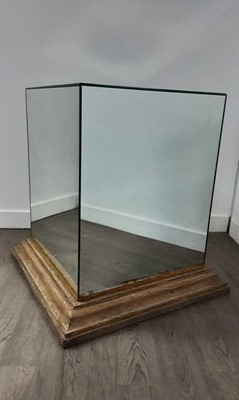 Lot 559 - MIRRORED DISPLAY STAND