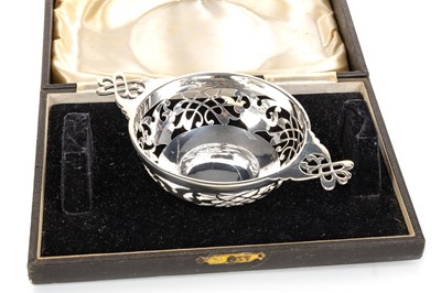 Lot 881 - EDWARDIAN SILVER QUAICH FORM BOWL