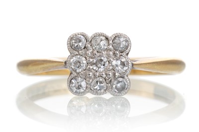 Lot 525 - ART DECO DIAMOND CLUSTER RING