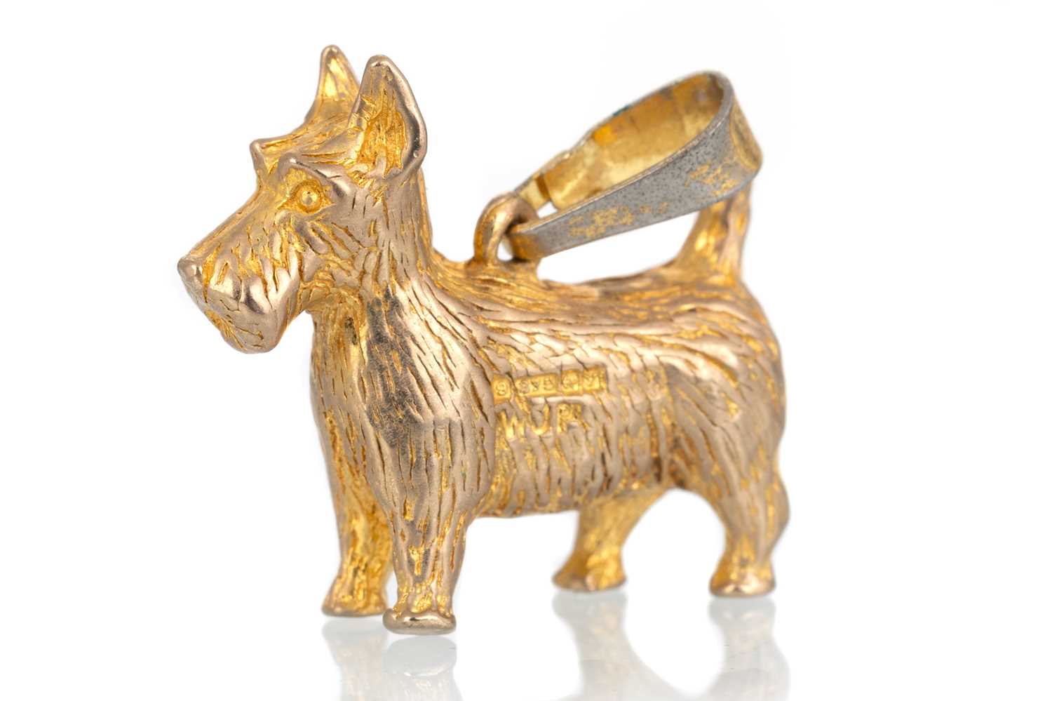 Lot 529 - DOG PENDANT