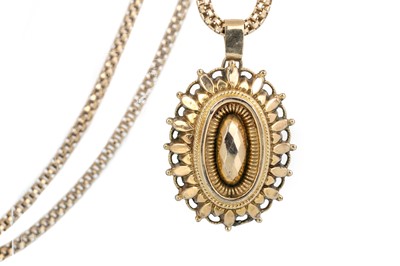 Lot 520 - VICTORIAN OVAL PENDANT