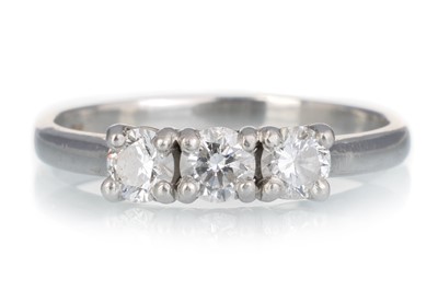 Lot 534 - DIAMOND THREE STONE RING