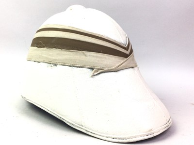 Lot 829 - PITH HELMET