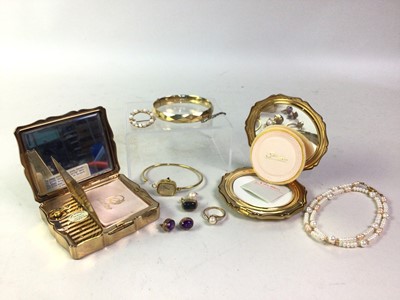 Lot 21 - GOLD PEARL SET BROOCH