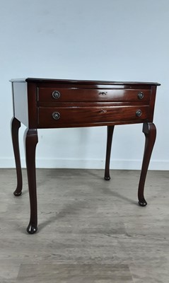 Lot 23 - MAHOGANY CUTLERY CANTEEN TABLE