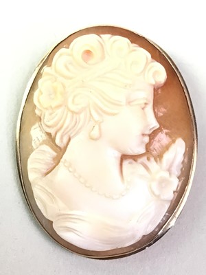 Lot 26 - GOLD CAMEO BROOCH / PENDANT