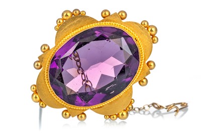 Lot 560 - AMETHYST BROOCH