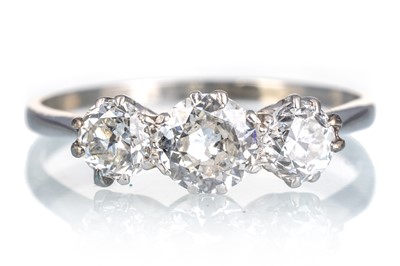 Lot 566 - DIAMOND THREE STONE RING