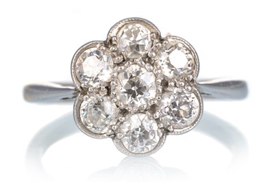 Lot 596 - DIAMOND CLUSTER RING