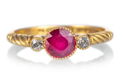 Lot 572 - RUBY AND DIAMOND RING