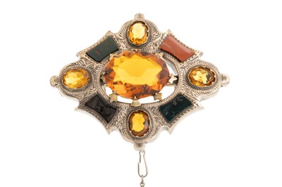 Lot 404 - FINE SCOTTISH SILVER AND AGATE BROOCH