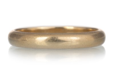 Lot 590 - GOLD WEDDING BAND