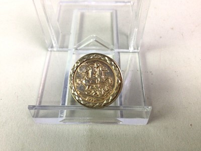 Lot 391 - NINE CARAT GOLD SOVEREIGN STYLE RING