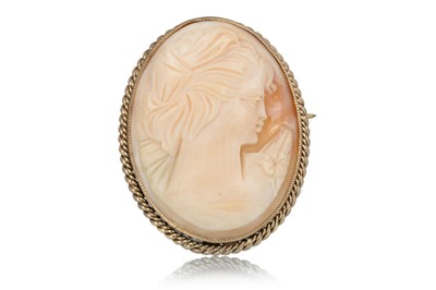 Lot 524 - CAMEO BROOCH