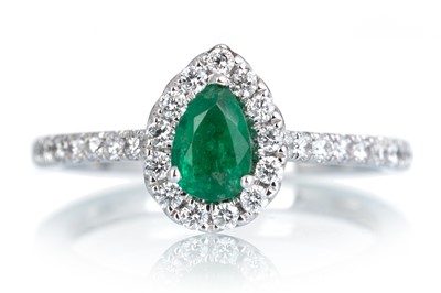 Lot 551 - EMERALD AND DIAMOND RING